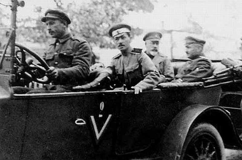 Деникин и Романовский в штабном автомобиле ВСЮР марки «Audi», 1919 год Деникин и Романовский в штабном автомобиле ВСЮР марки «Audi», 1919 год