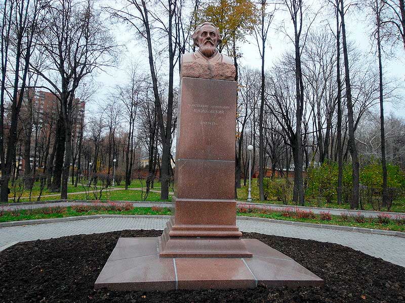 Бюст Циолковского в Москве, недалеко от станции метро Динамо Бюст Циолковского в Москве, недалеко от станции метро Динамо