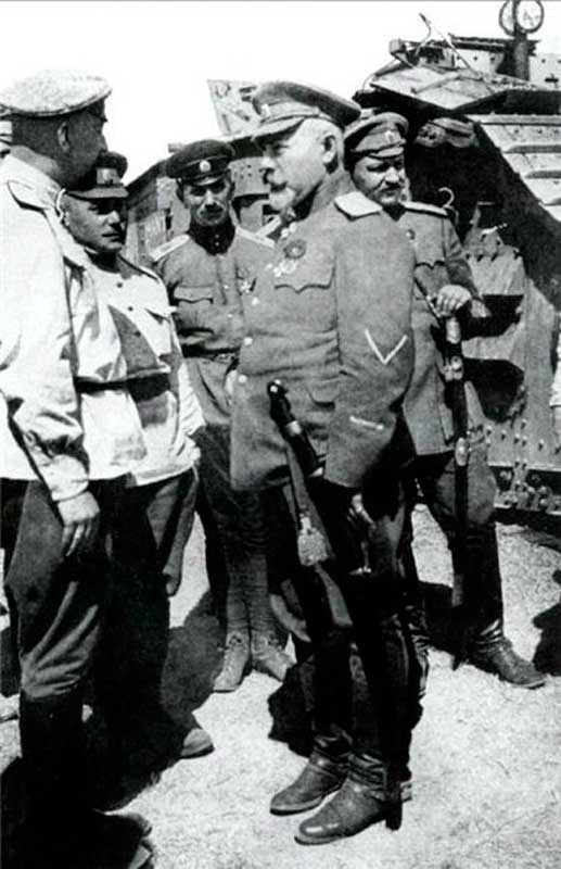 Деникин в танковых частях своей армии, 1919 год Деникин в танковых частях своей армии, 1919 год