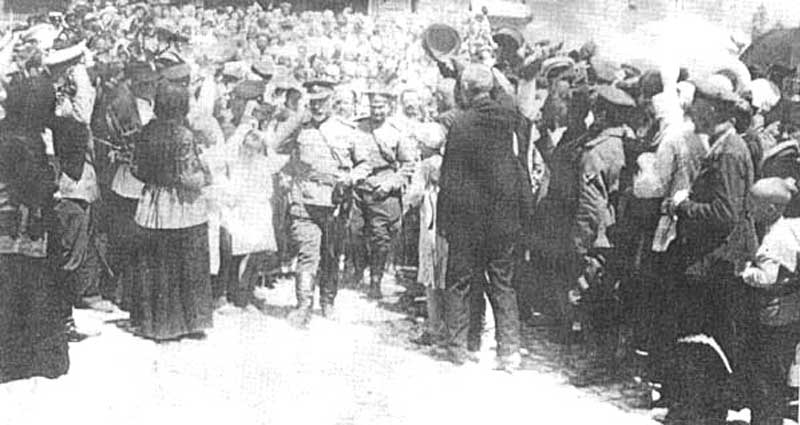 Народ приветствует Деникина после взятия Царицына, июнь 1919 года Народ приветствует Деникина после взятия Царицына, июнь 1919 года