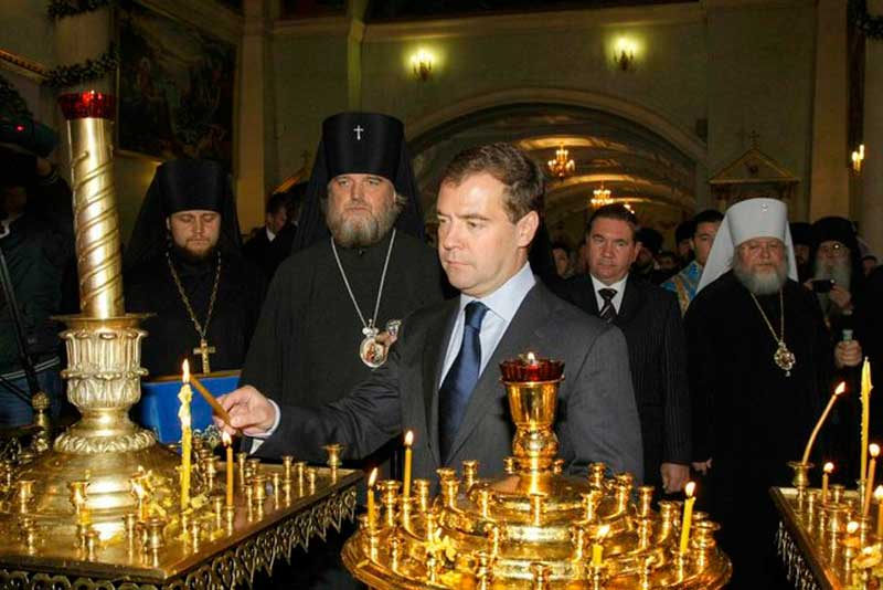 Дмитрий Медведев в Знаменском кафедральном соборе Курска, 1 октября 2009 года Дмитрий Медведев в Знаменском кафедральном соборе Курска, 1 октября 2009 года