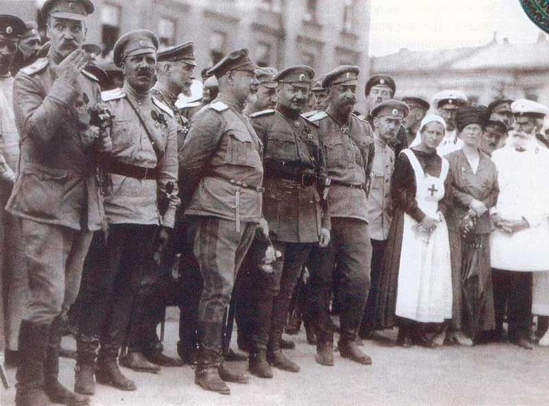 Парад в Харькове, 22 июня (5 июля) 1919 года. В центре Иван Романовский и Деникин Парад в Харькове, 22 июня (5 июля) 1919 года. В центре Иван Романовский и Деникин