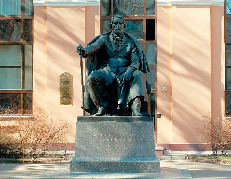 Памятник И. С. Тургеневу на Манежной площади в Санкт-Петербурге Памятник И. С. Тургеневу на Манежной площади в Санкт-Петербурге