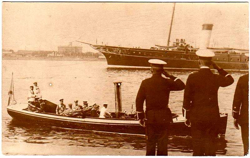 Николай II во время визита в Ригу (3 июля 1910 года) Николай II во время визита в Ригу (3 июля 1910 года)