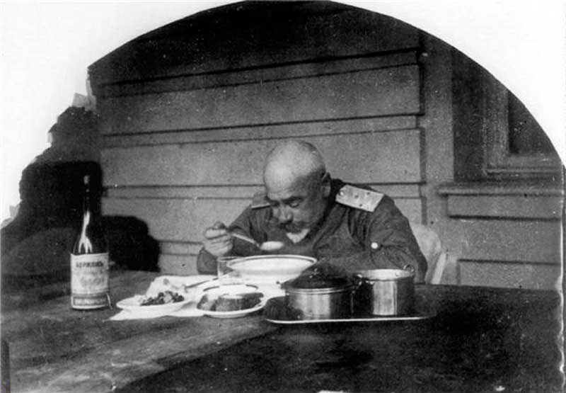 Генерал Деникин пробует пищу на благотворительном обеде, фото для пропагандистской прессы Юга России. 1919 год, Харьков Генерал Деникин пробует пищу на благотворительном обеде, фото для пропагандистской прессы Юга России. 1919 год, Харьков