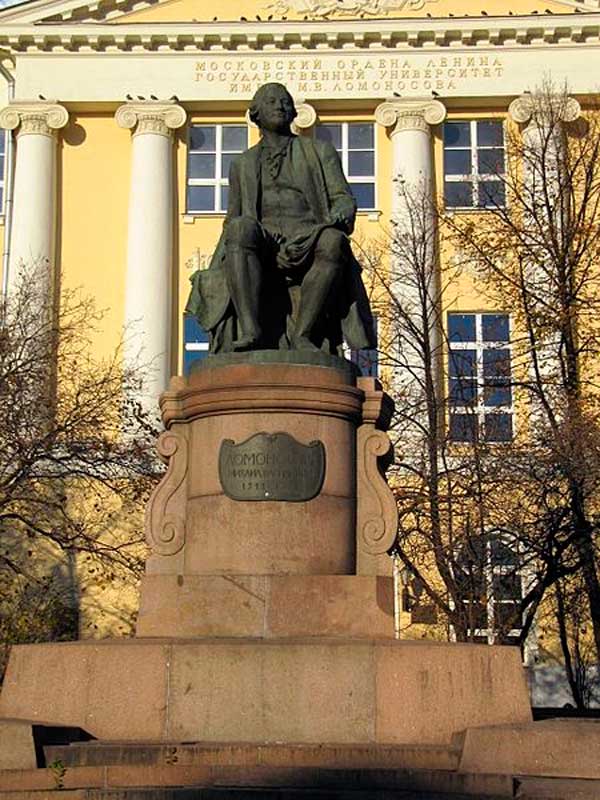 Памятник М. В. Ломоносову перед зданием факультета журналистики МГУ. Скульптор И. И. Козловский и архитектор Г. Г. Лебедев. 1957