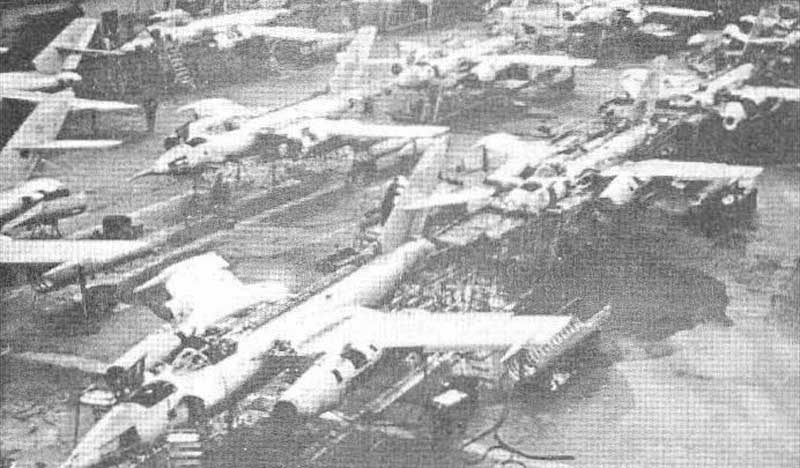 Як-28Л и Як-28И в цехе окончательной сборки Иркутского авиазавода.