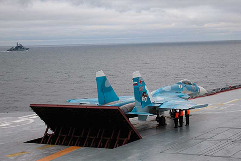 Су-33 на второй взлетной позиции ТАКР «Адмирал флота Советского Союза Кузнецов» Су-33 на второй взлетной позиции ТАКР «Адмирал флота Советского Союза Кузнецов»