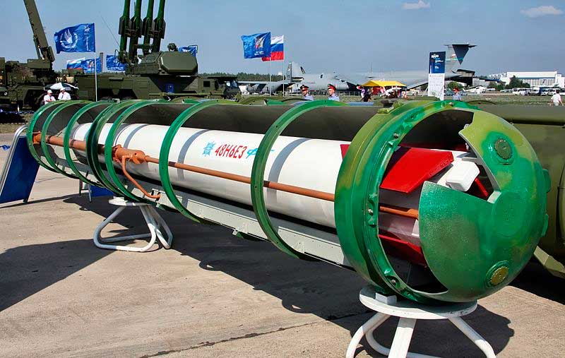 Поверхность-воздух ракеты на МАКСе авиашоу 2011 под Москвой, Россия. Поверхность-воздух ракеты на МАКСе авиашоу 2011 под Москвой, Россия.