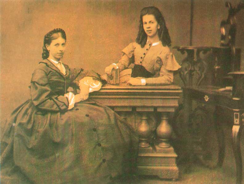 Сёстры С. А. Толстая (слева) и Т. А. Берс (справа), 1860-е гг. Сёстры С. А. Толстая (слева) и Т. А. Берс (справа), 1860-е гг.