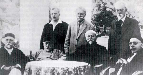 Слева направо: сидят Н. Д. Зелинский, И. А. Каблуков, Н. М. Кижнер, А. Н. Северцов; стоят Н. Н. Лузин, М. Н. Розанов и В. И. Вернадский. Слева направо: сидят Н. Д. Зелинский, И. А. Каблуков, Н. М. Кижнер, А. Н. Северцов; стоят Н. Н. Лузин, М. Н. Розанов и В. И. Вернадский.