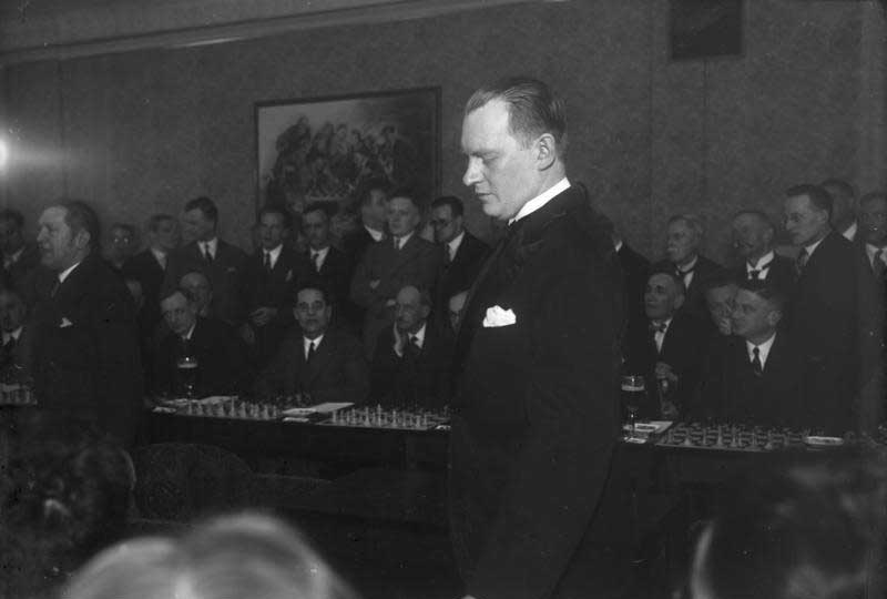 Алехин даёт сеанс одновременной игры в Берлине (1930) Алехин даёт сеанс одновременной игры в Берлине (1930)