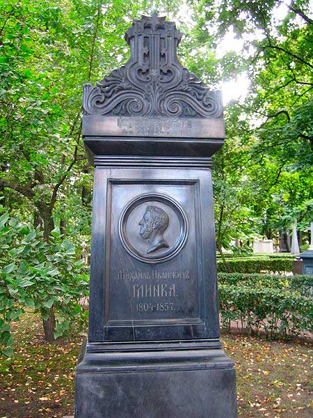 Памятник-надгробие М. И. Глинке на Тихвинском кладбище С.-Петербурга