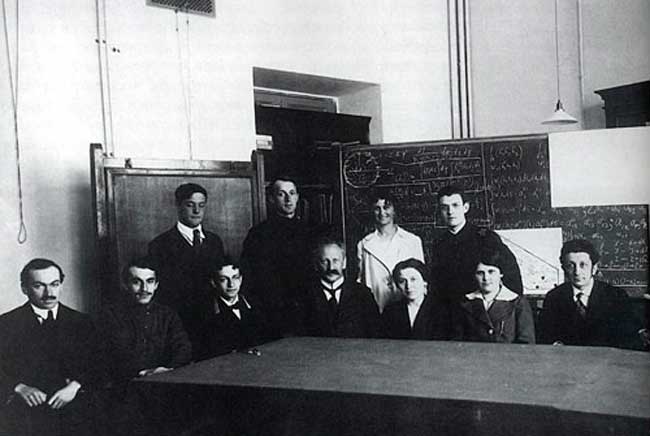 Семинар А. Ф. Иоффе в Политехническом институте. 1915 год. Сидят (слева направо): Я.И. Френкель, Н.Н. Семёнов, А.П. Ющенко, А.Ф. Иоффе, Я.Р. Шмидт, И.К. Бобр, К.Ф. Неструх. Стоят: П.Л. Капица, П.И. Лукирский, М.В. Миловидова-Кирпичёва, Я.Г. Дорфман.