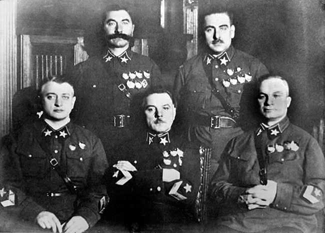Первые пять маршалов (слева направо): Тухачевский, Ворошилов, Егоров (сидят), Будённый и Блюхер (стоят) Первые пять маршалов (слева направо): Тухачевский, Ворошилов, Егоров (сидят), Будённый и Блюхер (стоят)