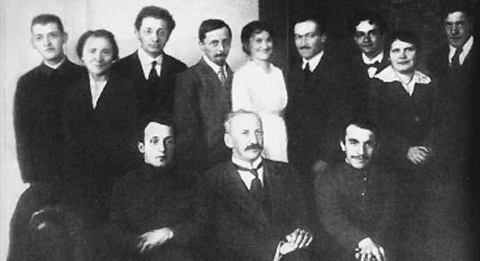 Семинар А. Ф. Иоффе в Петербургском политехническом институте (1916). Капица стоит крайний справа Семинар А. Ф. Иоффе в Петербургском политехническом институте (1916). Капица стоит крайний справа