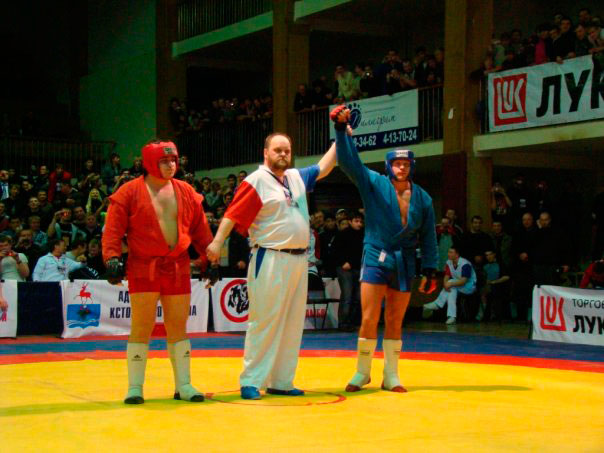 В 2009 году Фёдор Емельяненко выиграл чемпионат России по самбо, потратив в общей сложности на трёх противников 41 секунду.