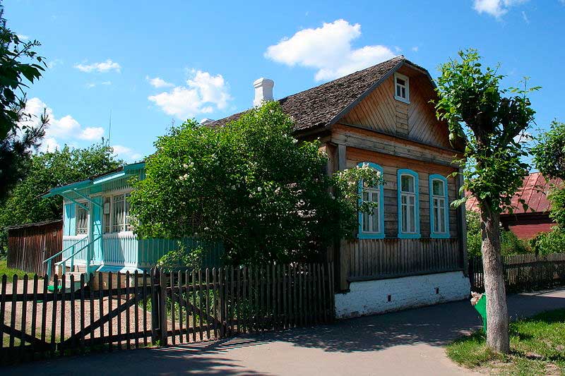 Дом, в котором Юрий Гагарин жил в школьные годы. Город Гагарин (бывший Гжатск) Дом, в котором Юрий Гагарин жил в школьные годы. Город Гагарин (бывший Гжатск)
