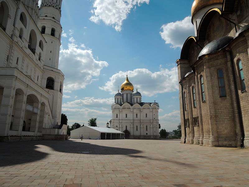 Соборная площадь. Слева направо: Успенская звонница, Архангельский собор, Успенский собор Соборная площадь. Слева направо: Успенская звонница, Архангельский собор, Успенский собор