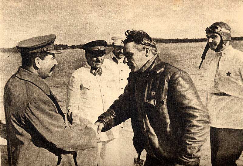 Сталин, Ворошилов, Каганович, Чкалов и Беляков.
Встреча после перелёта на Дальний Восток. Щёлковский аэродром, 10 августа 1936 г.
