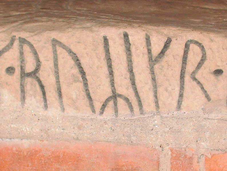 Имя ruRikr на фрагменте рунического камня U413, использованного для постройки церкви Норрсунде (Norrsunda), Уппланд, Швеция. Имя ruRikr на фрагменте рунического камня U413, использованного для постройки церкви Норрсунде (Norrsunda), Уппланд, Швеция.