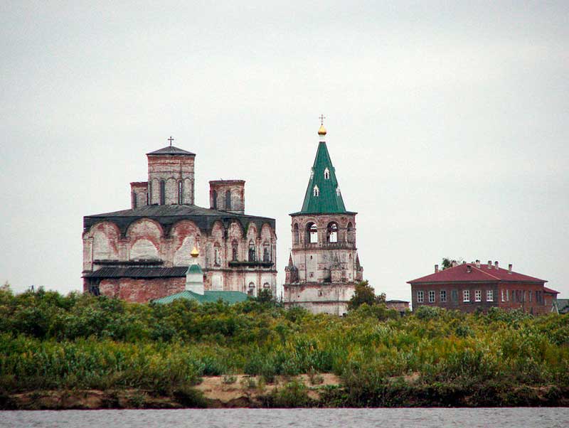 Вид на собор со стороны переправы на Куростров. Сентябрь 2007 года. Вид на собор со стороны переправы на Куростров. Сентябрь 2007 года.