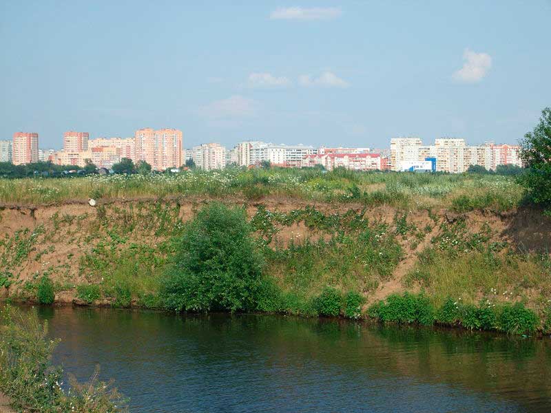 Вид города с правого берега Пехорки, в центре вида городской застройки: улица Анохина Вид города с правого берега Пехорки, в центре вида городской застройки: улица Анохина