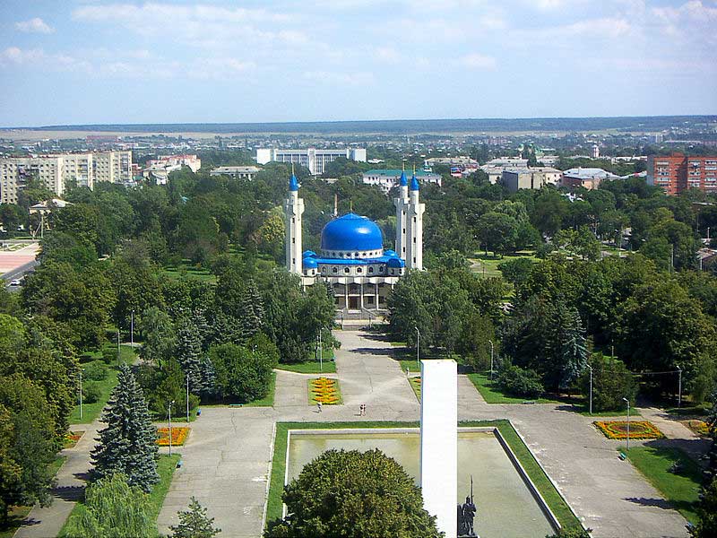 Вид на площадь Дружбы и Майкопскую Соборную мечеть