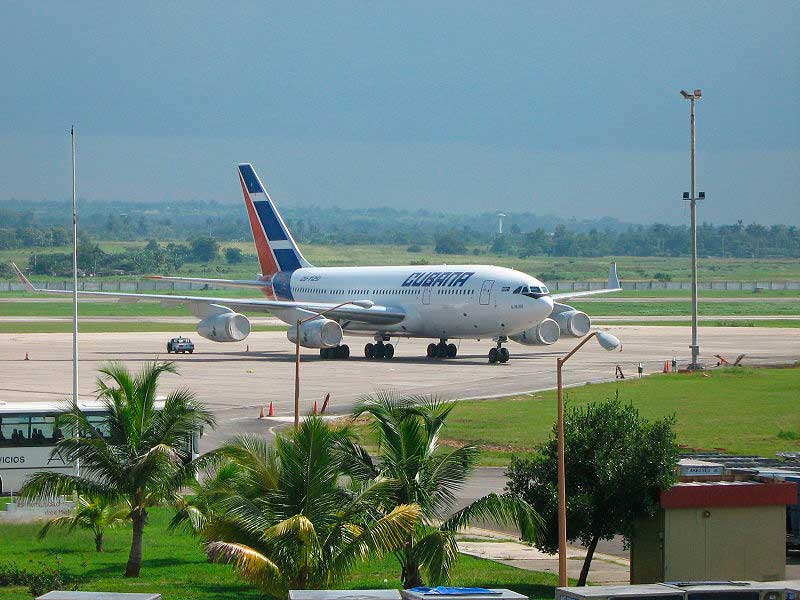 Ил-96-300 в аэропорту Гаваны Ил-96-300 в аэропорту Гаваны
