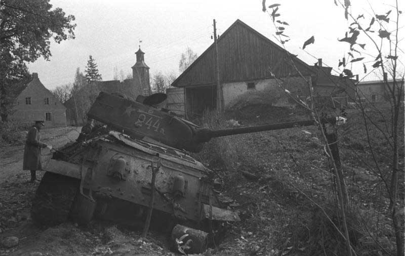 Подбитый советский Т-34-85 № 244 25-й гвардейской танковой бригады в окрестностях деревни Неммерсдорф, Восточная Пруссия. Подбитый советский Т-34-85 № 244 25-й гвардейской танковой бригады в окрестностях деревни Неммерсдорф, Восточная Пруссия.