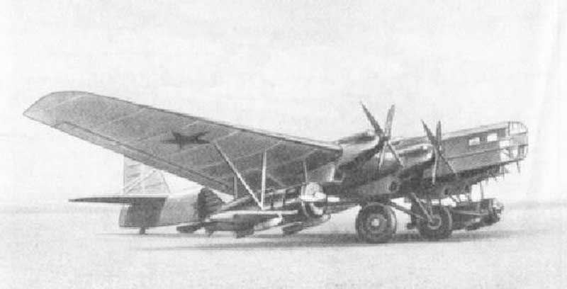 Летающий авианосец ТБ-3-4АМ-34ФРН с истребителями И-16 на бомбовой подвеске (Звено Вахмистрова) Летающий авианосец ТБ-3-4АМ-34ФРН с истребителями И-16 на бомбовой подвеске (Звено Вахмистрова)