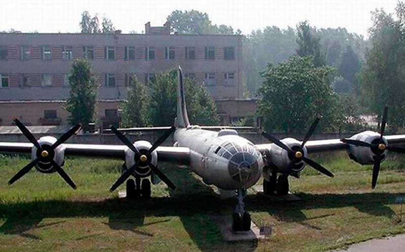 Ту-4, Б-4 - дальний тяжёлый бомбардировщик с четырьмя ПД АШ-73ТК. Ту-4, Б-4 - дальний тяжёлый бомбардировщик с четырьмя ПД АШ-73ТК.