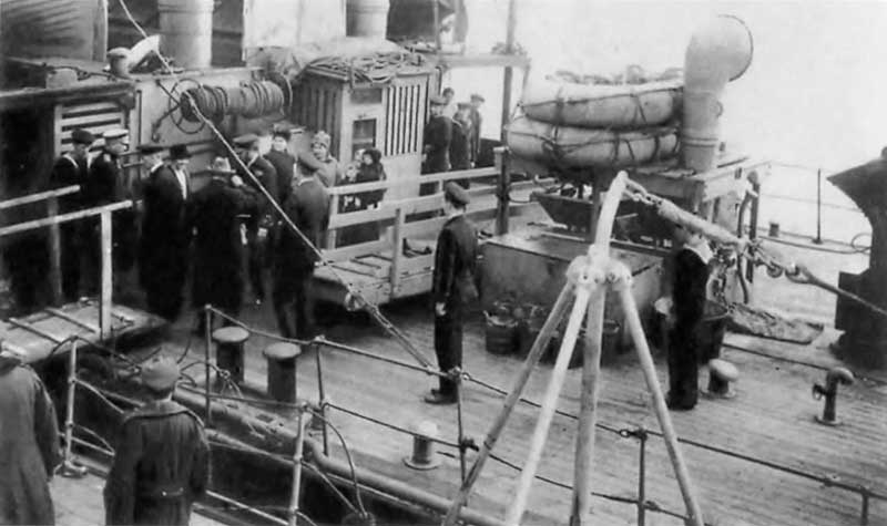 Деникин с семьёй на английском миноносце, Новороссийск, март 1920 года Деникин с семьёй на английском миноносце, Новороссийск, март 1920 года