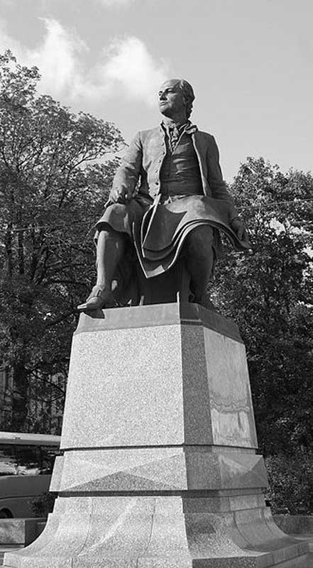 Памятник Ломоносову в Санкт-Петербурге. Скульпторы: Б. А. Петров, В. Д. Свешников, Б. А. Архитекторы: И. А. Шахов, Э. А. Тяхт. 1986