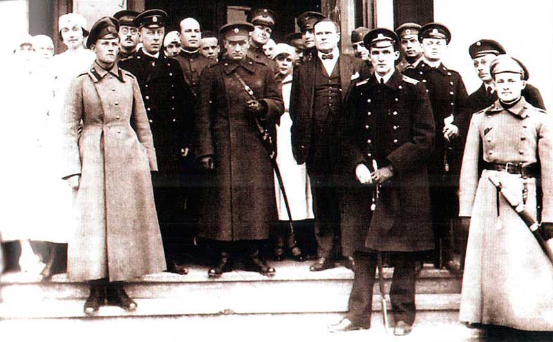 Адмирал Колчак, его офицеры и представители союзников. 1919 год Адмирал Колчак, его офицеры и представители союзников. 1919 год