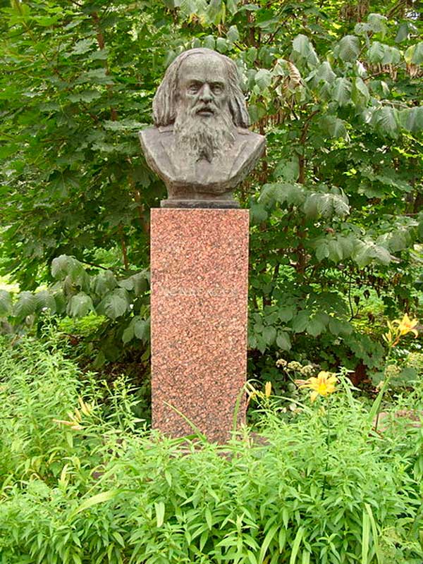 Во дворе ВНИИЭМ. Автор И. Ф. Безпалов. 1935