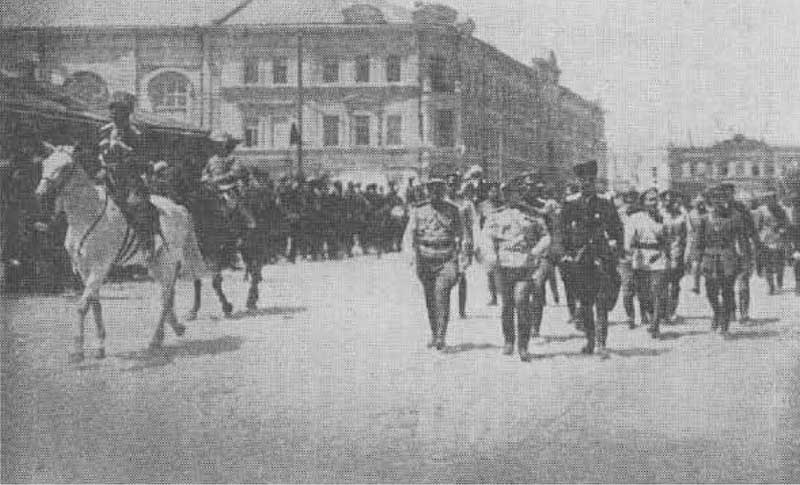 Деникин и Врангель на параде в Царицыне, 1919 год Деникин и Врангель на параде в Царицыне, 1919 год