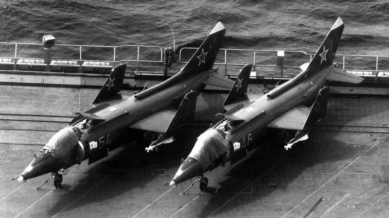 Пара Як-38 на палубе авианесущего крейсера, начало 1980-х