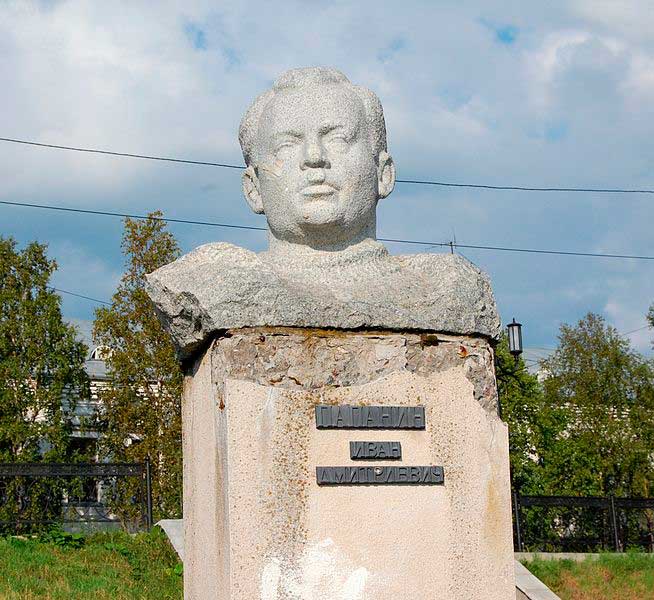 Бюст И. Д. Папанина в Государственном Северном морском музее в Архангельске. Бюст И. Д. Папанина в Государственном Северном морском музее в Архангельске.