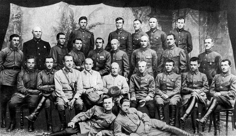 Слушатели ККУКС 1924/25 (справа налево)
Лежат: 1. Леви, 2. Романенко П. Л. Сидят в первом ряду: 1. Баграмян И. Х., 2. Мысин Ф. Т., 3. Ерёменко А. И., 4. Сайкин, 5. Баторский М. А., 6. Зубок А. Е., 7. Десметник И. И., 8. Синяков С. П., 9. Гросс Э. Б.
Стоят во втором ряду: 1. Жуков Г. К., 2. Личность пока не установлена, 3. Чистяков В. И., 4. Тантлевский Е. Б., 5. Рокоссовский К. К., 6. Савельев М. И., 7. Самокрутов М. В., 8. Густишев Д. И., 9. Митин
Стоят в третьем ряду: 1. Кайнерт, 2. Бобкин Л. В., 3. Иванов П. С., 4. Мишук Н. И., 5. Никитин А. Г. Слушатели ККУКС 1924/25 (справа налево)
Лежат: 1. Леви, 2. Романенко П. Л. Сидят в первом ряду: 1. Баграмян И. Х., 2. Мысин Ф. Т., 3. Ерёменко А. И., 4. Сайкин, 5. Баторский М. А., 6. Зубок А. Е., 7. Десметник И. И., 8. Синяков С. П., 9. Гросс Э. Б.
Стоят во втором ряду: 1. Жуков Г. К., 2. Личность пока не установлена, 3. Чистяков В. И., 4. Тантлевский Е. Б., 5. Рокоссовский К. К., 6. Савельев М. И., 7. Самокрутов М. В., 8. Густишев Д. И., 9. Митин
Стоят в третьем ряду: 1. Кайнерт, 2. Бобкин Л. В., 3. Иванов П. С., 4. Мишук Н. И., 5. Никитин А. Г.