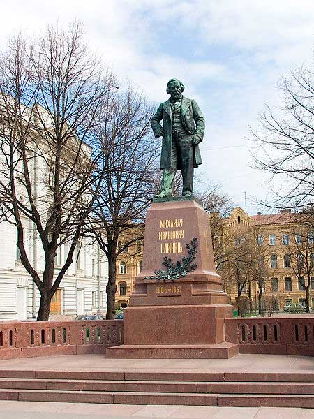 Монумент Глинке на Театральной площади рядом с Мариинским театром и консерваторией в Санкт-Петербурге