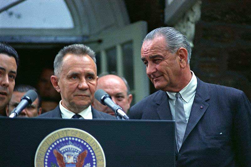 А. Косыгин на встрече с Президентом США Л. Джонсоном в 1967 г. А. Косыгин на встрече с Президентом США Л. Джонсоном в 1967 г.
