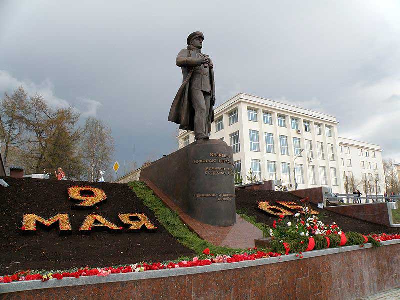 Памятник адмиралу Кузнецову в Архангельске Памятник адмиралу Кузнецову в Архангельске