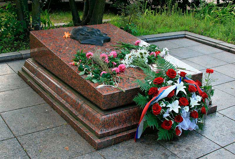 Могила Николая Кузнецова на Холме Славы во Львове Могила Николая Кузнецова на Холме Славы во Львове