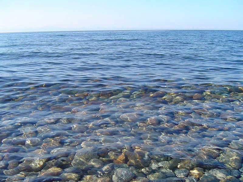Байкальская вода чрезвычайно прозрачна Байкальская вода чрезвычайно прозрачна