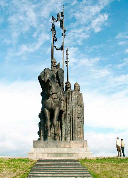 Памятник дружине А. Невского. Псков. Скульптор И. И. Козловский, архитектор П. С. Бутенко