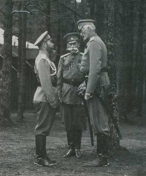 Николай II, военный министр В. А. Сухомлинов и великий князь Николай Николаевич (справа) в Ставке. Сентябрь 1914 Николай II, военный министр В. А. Сухомлинов и великий князь Николай Николаевич (справа) в Ставке. Сентябрь 1914
