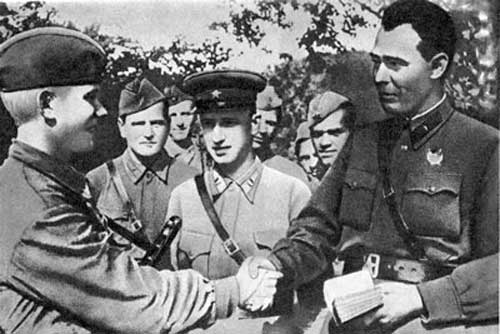 Бригадный комиссар Брежнев (крайний справа) в 1942 году Бригадный комиссар Брежнев (крайний справа) в 1942 году