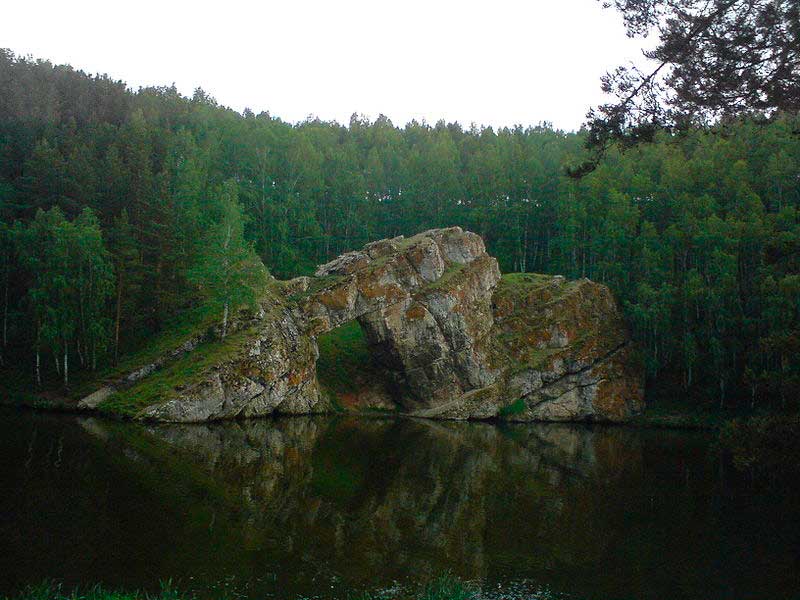 Скала &laquo;Каменные ворота&raquo; в черте города Каменска-Уральского. Представляет из себя монолит с отверстием посередине