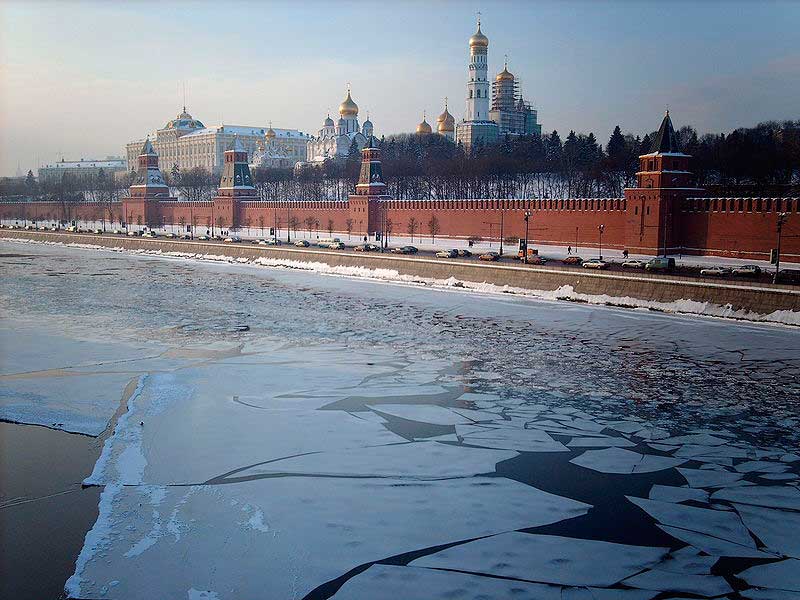 Вид на Кремль и Москву-реку (февраль 2006) Вид на Кремль и Москву-реку (февраль 2006)